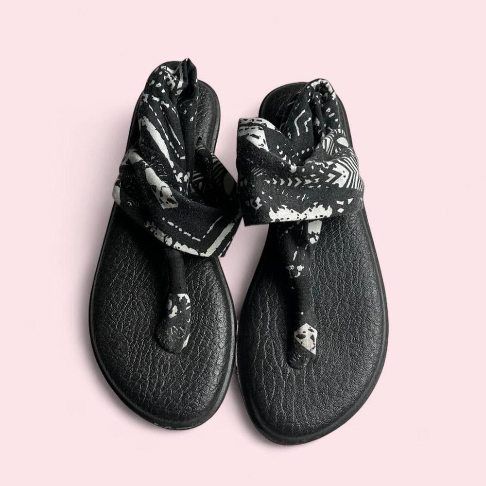 Sanuk Yogamat Black& white sandals with tribal pattern and fabric ankle wrap -7